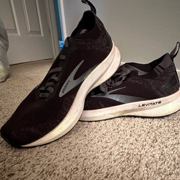 Brooks size 7 - Picture 1 of 2